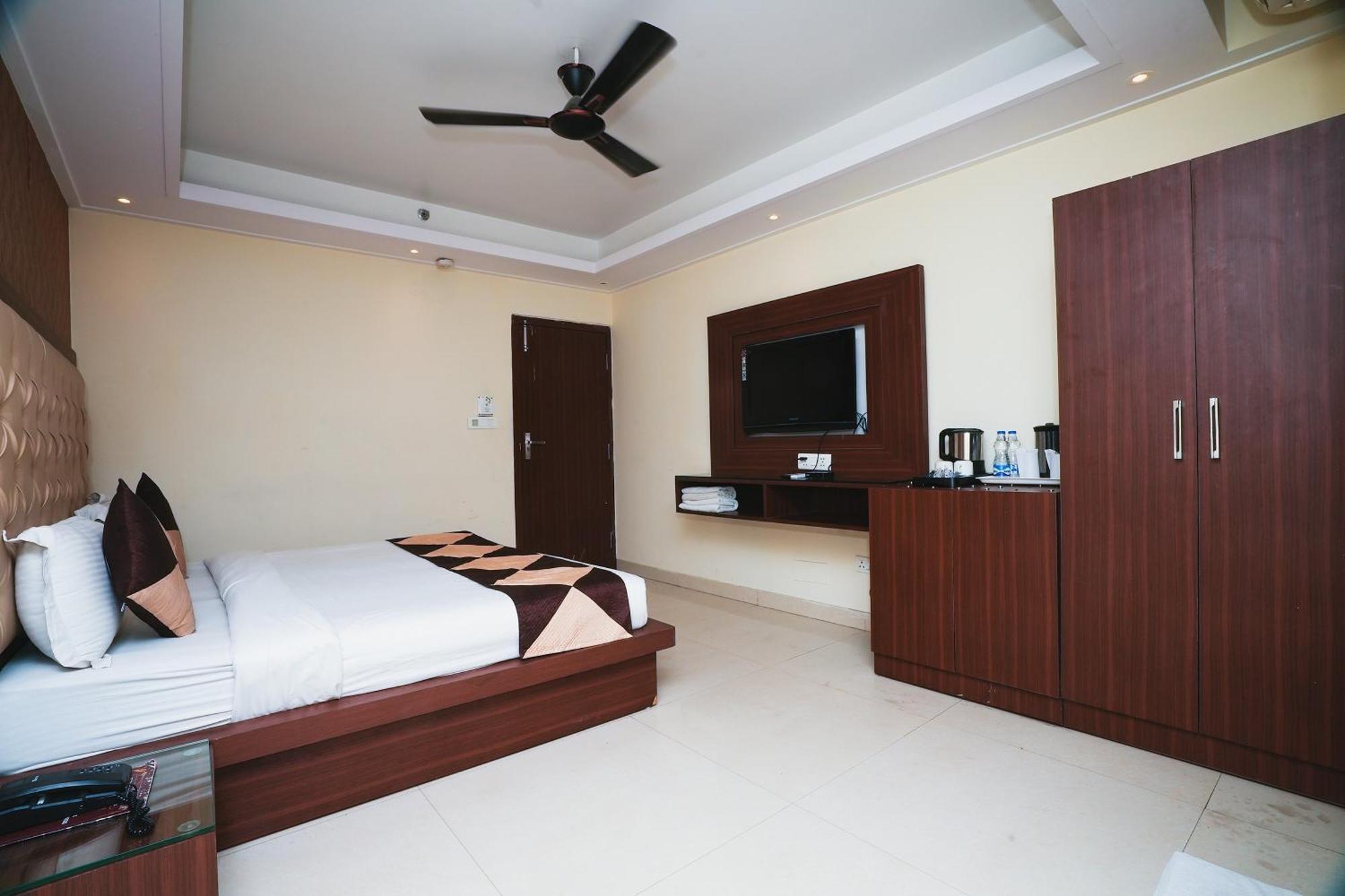 Hotel B Continental Δελχί Εξωτερικό φωτογραφία