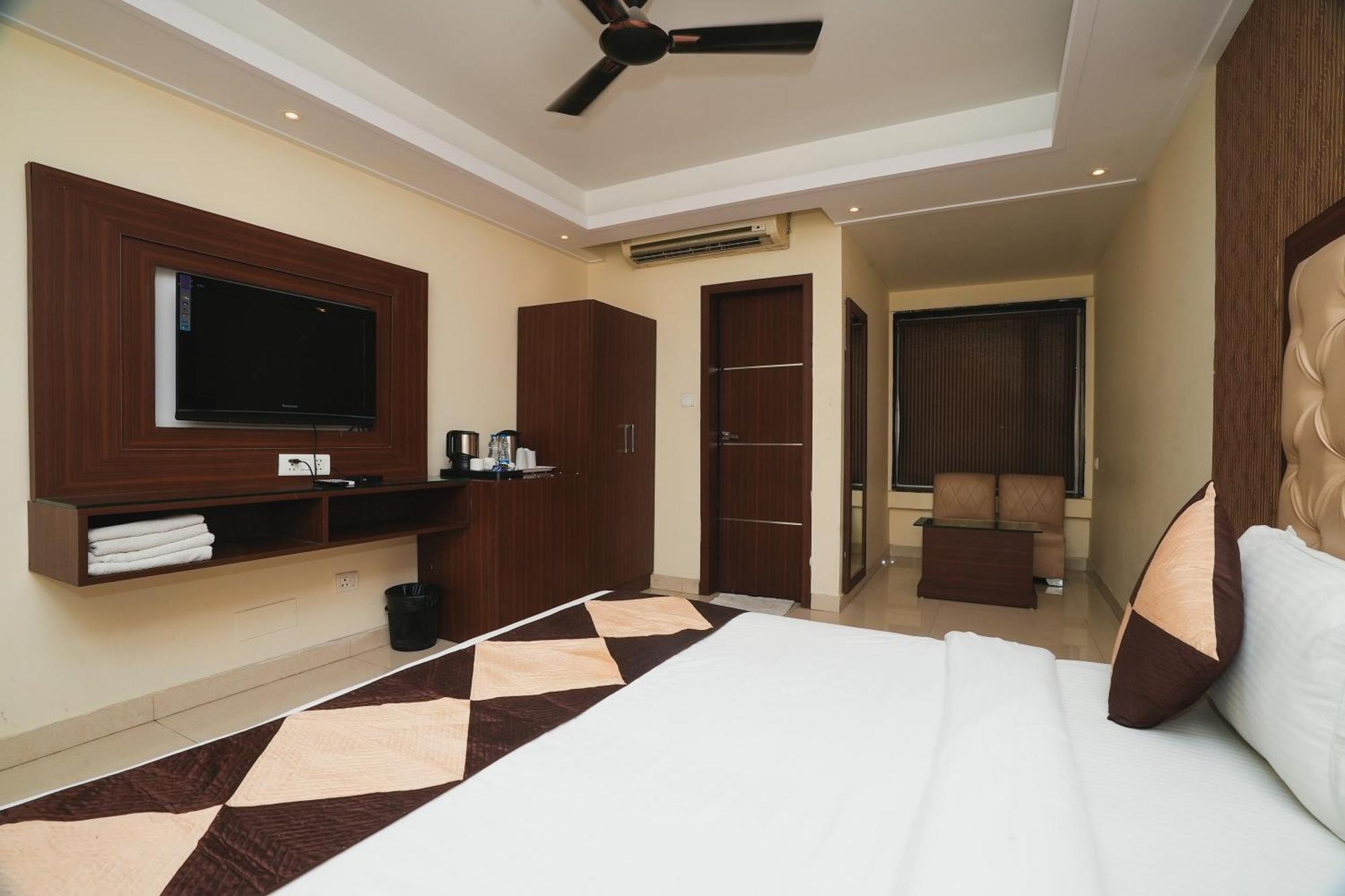 Hotel B Continental Δελχί Εξωτερικό φωτογραφία